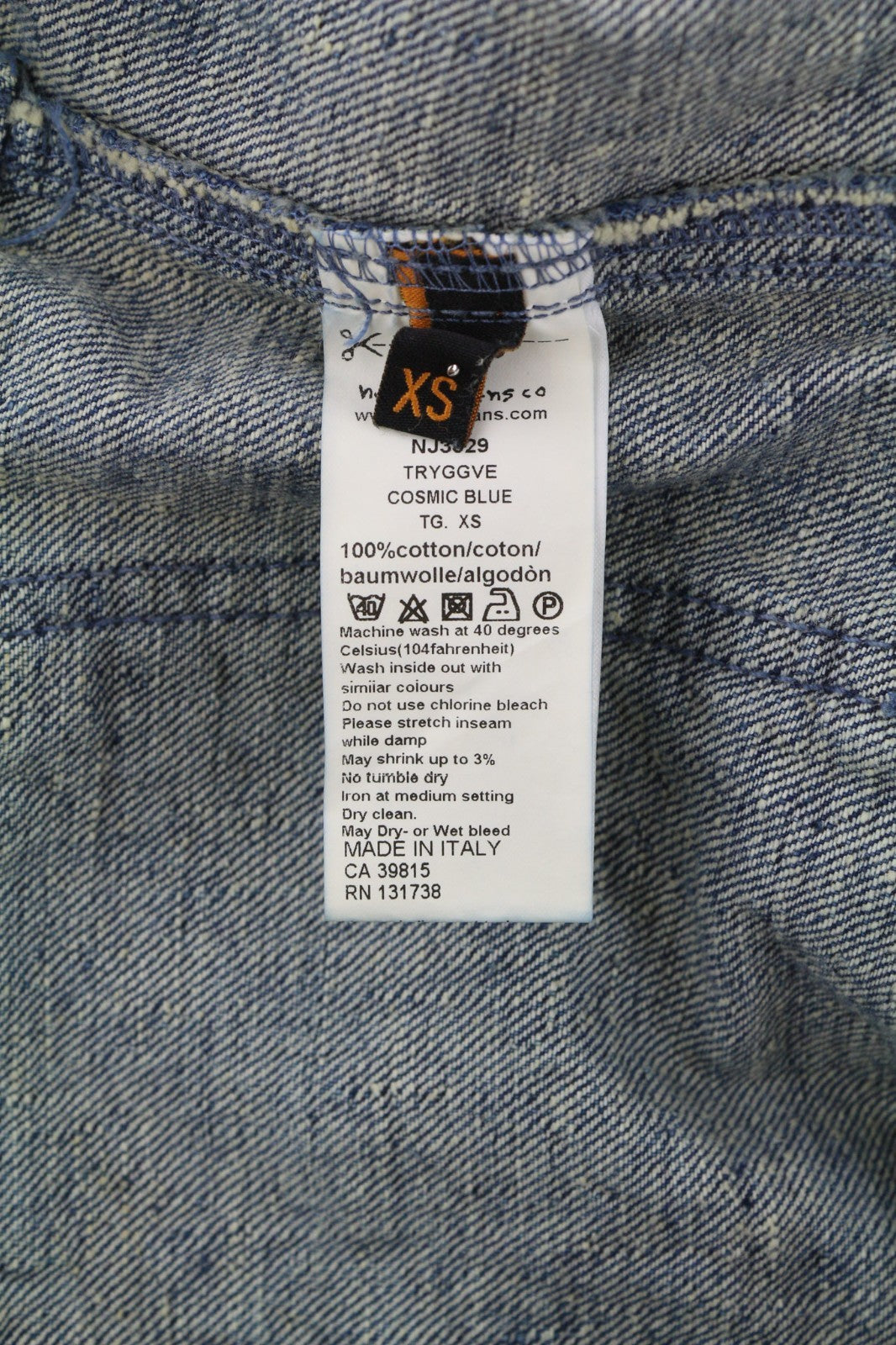 NUDIE JEANS Tryggve vyriška striukė XS dydžio kosminės mėlynos spalvos su skalbtų sagų polo marškinėliais 