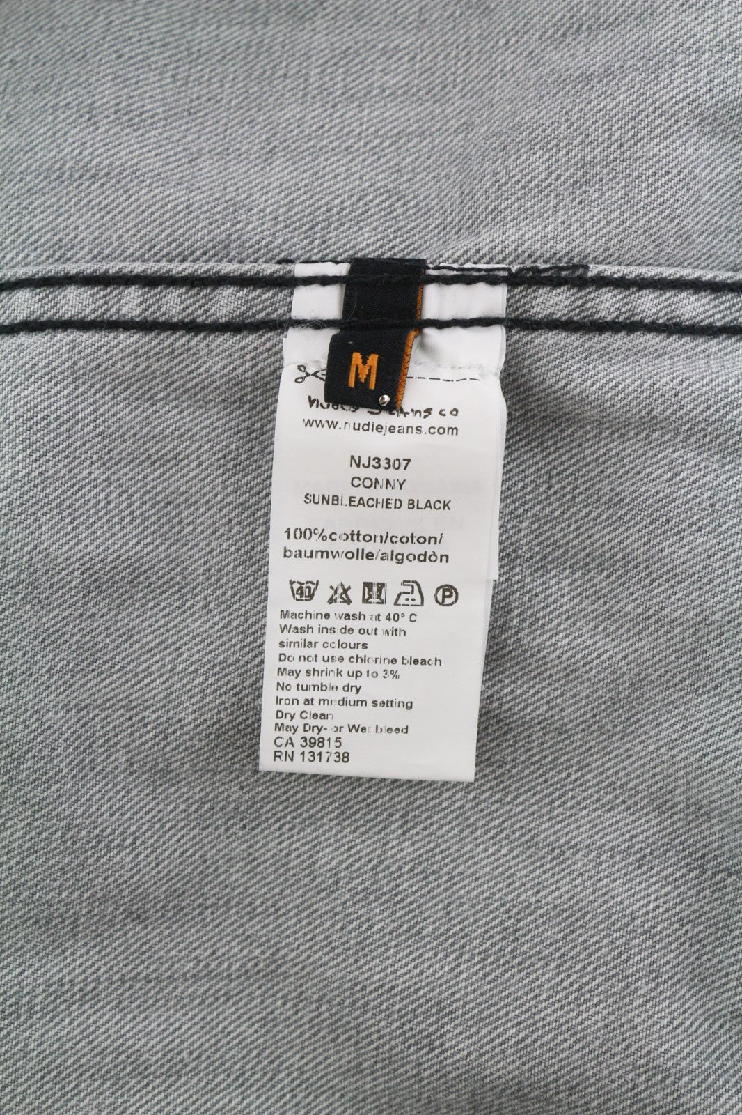 NUDIE JEANS Conny vyriška striukė M su saulės balinta juoda spalva, pilka polo marškinėliai su sagomis 