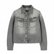 NUDIE JEANS Conny vyriška striukė S su saulės balinta juoda spalva, pilka polo marškinėliai su sagomis 