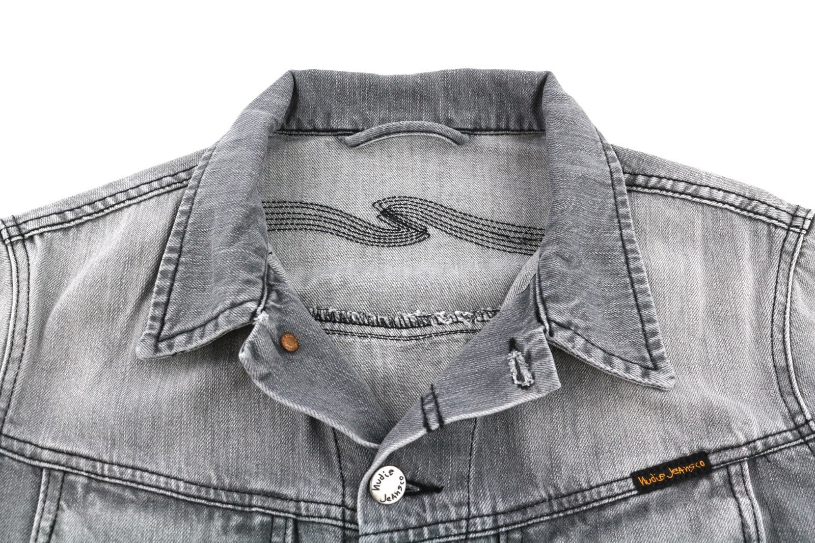 NUDIE JEANS Conny vyriška striukė S su saulės balinta juoda spalva, pilka polo marškinėliai su sagomis 