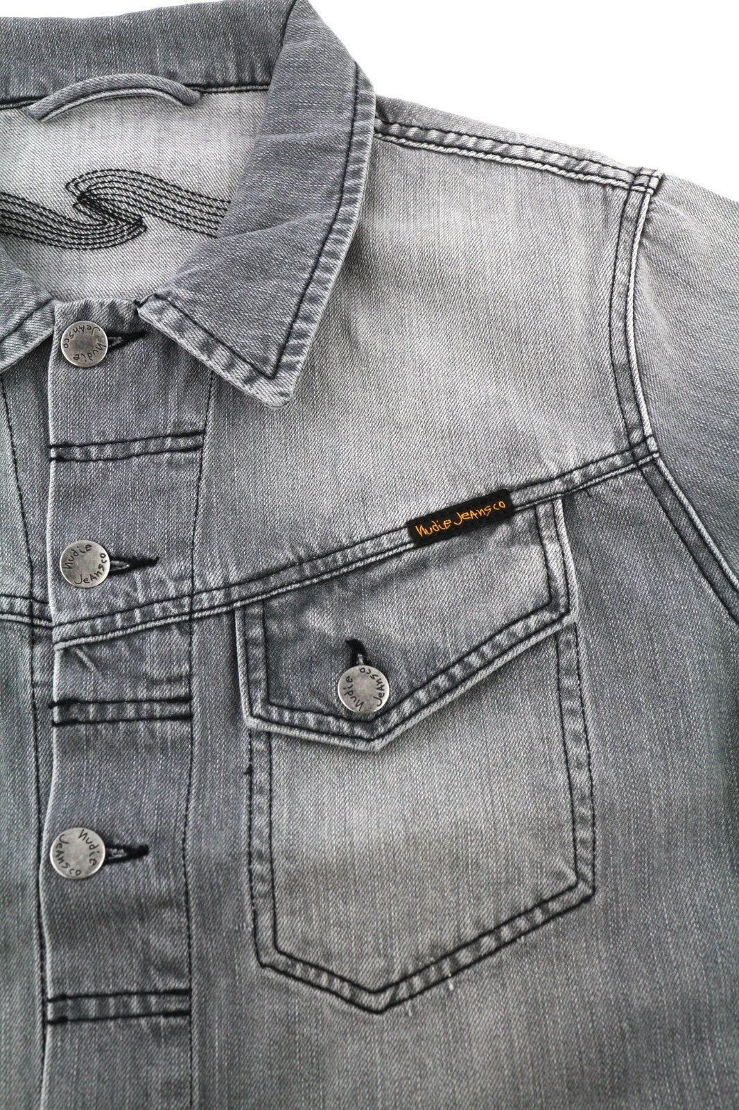 NUDIE JEANS Conny vyriška striukė S su saulės balinta juoda spalva, pilka polo marškinėliai su sagomis 