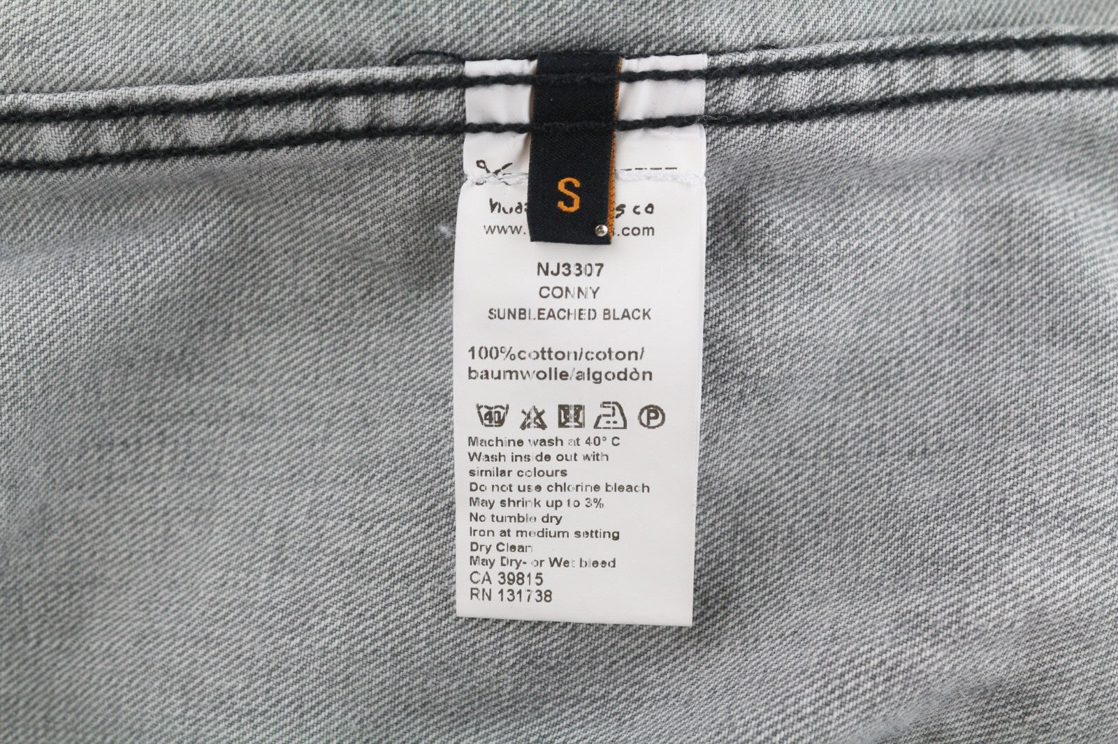 NUDIE JEANS Conny vyriška striukė S su saulės balinta juoda spalva, pilka polo marškinėliai su sagomis 