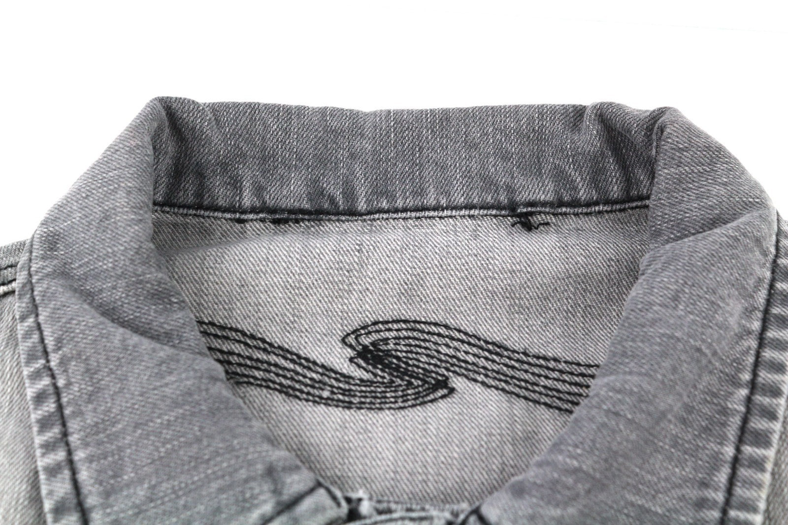 NUDIE JEANS Conny vyriška striukė S su saulės balinta juoda pilka skalbta polo marškinėliai su sagomis 