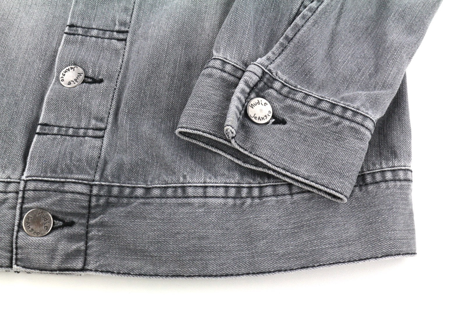 NUDIE JEANS Conny vyriška striukė S su saulės balinta juoda pilka skalbta polo marškinėliai su sagomis 