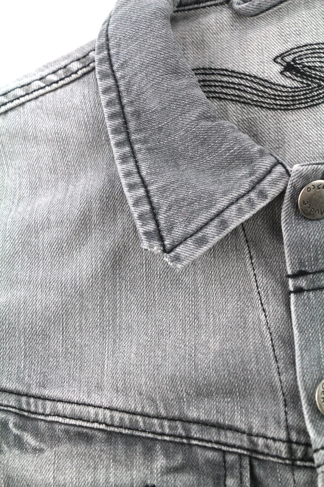 NUDIE JEANS Conny vyriška striukė S su saulės išblukinta juoda sagomis išblukusi pilka džinsinė 