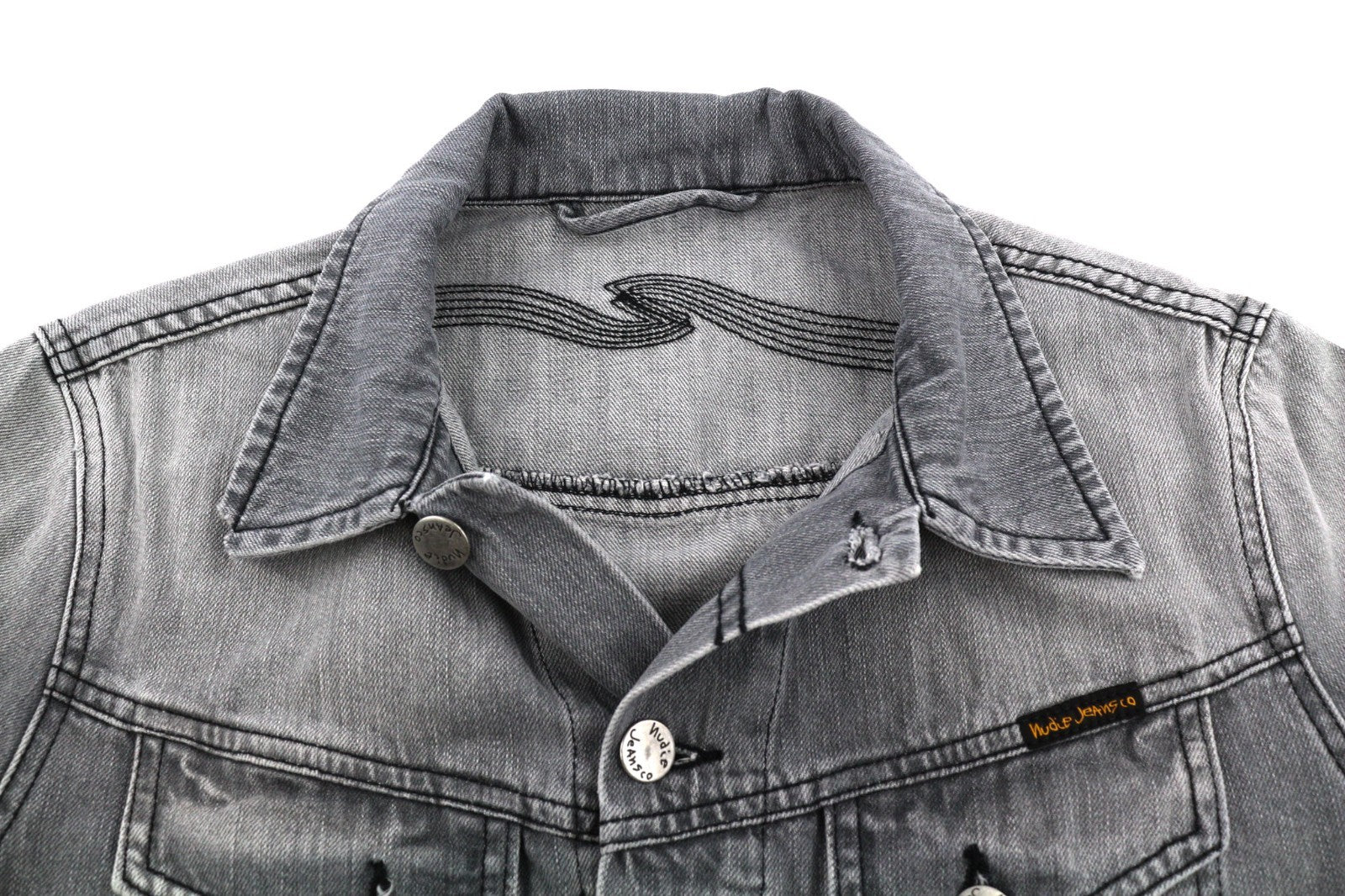 NUDIE JEANS Conny vyriška striukė S su saulės išblukinta juoda sagomis išblukusi pilka džinsinė 