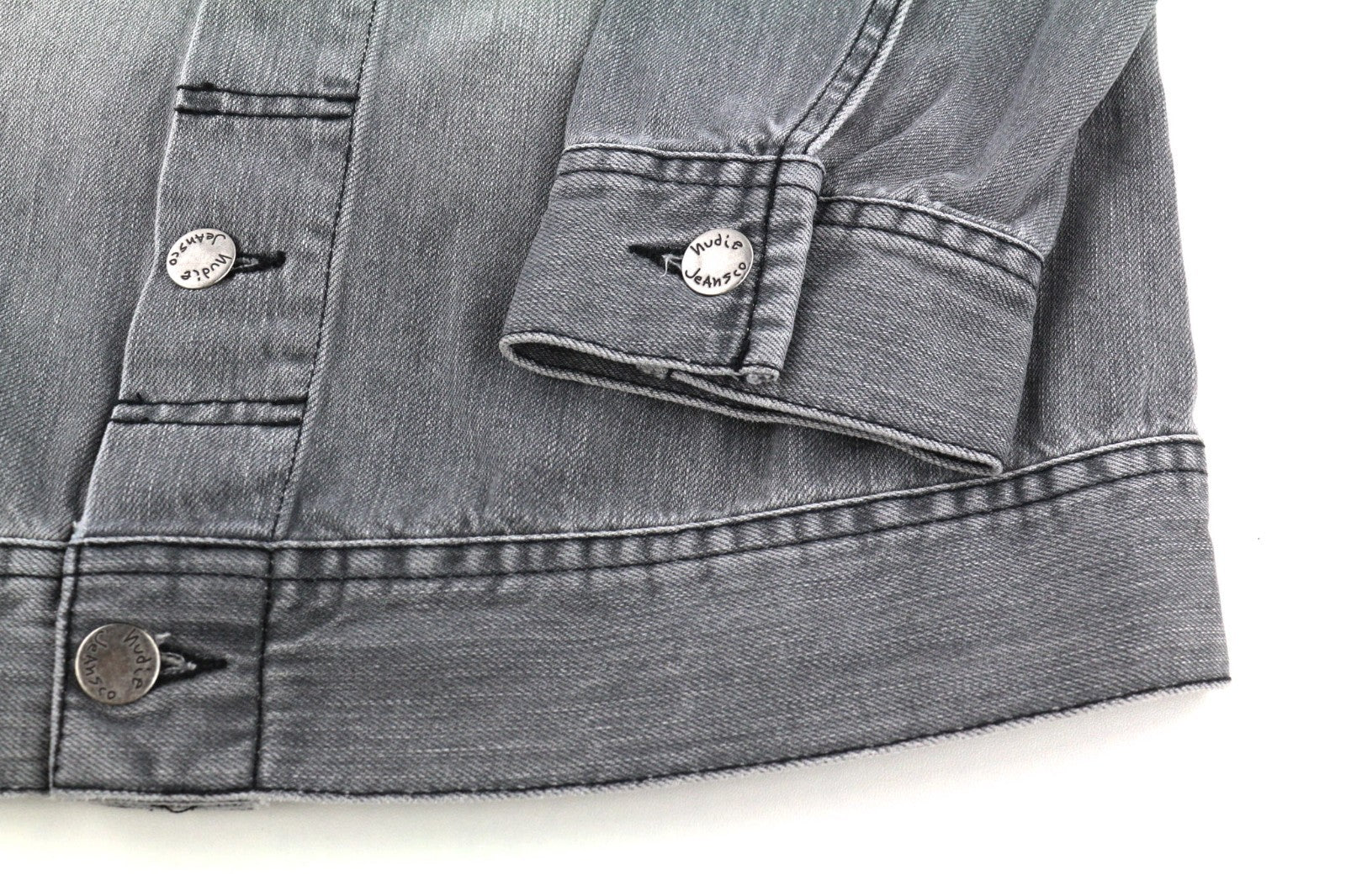 NUDIE JEANS Conny vyriška striukė S su saulės išblukinta juoda sagomis išblukusi pilka džinsinė 