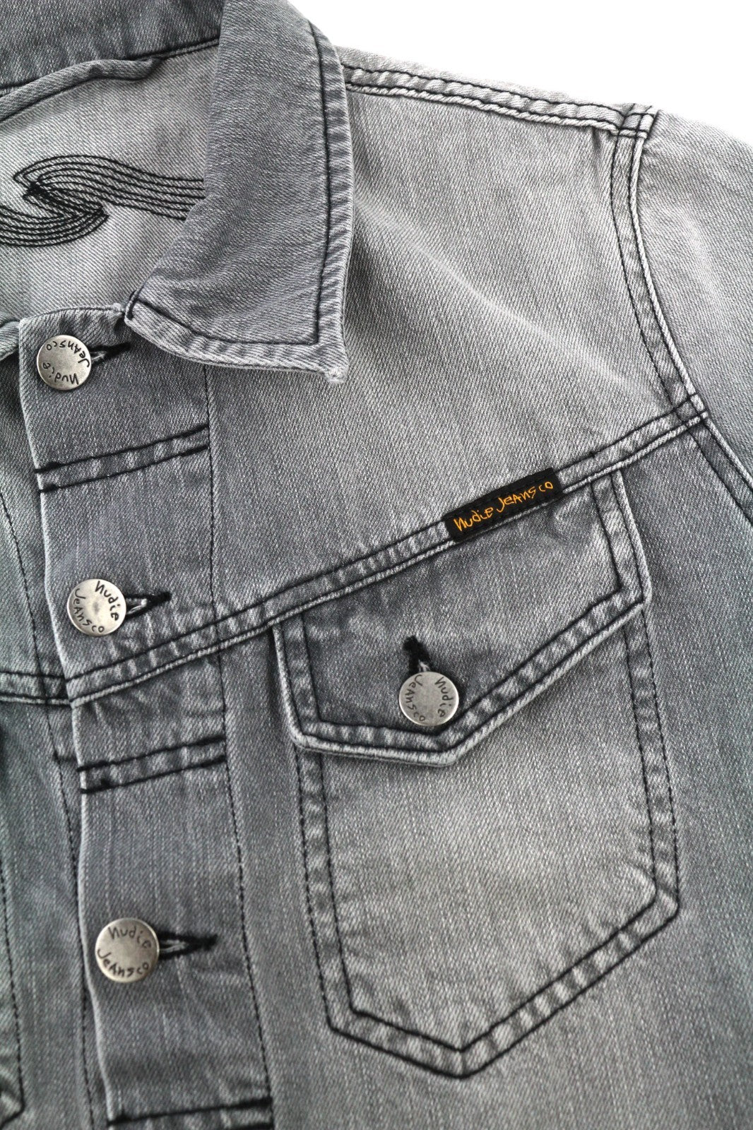 NUDIE JEANS Conny vyriška striukė S su saulės išblukinta juoda sagomis išblukusi pilka džinsinė 