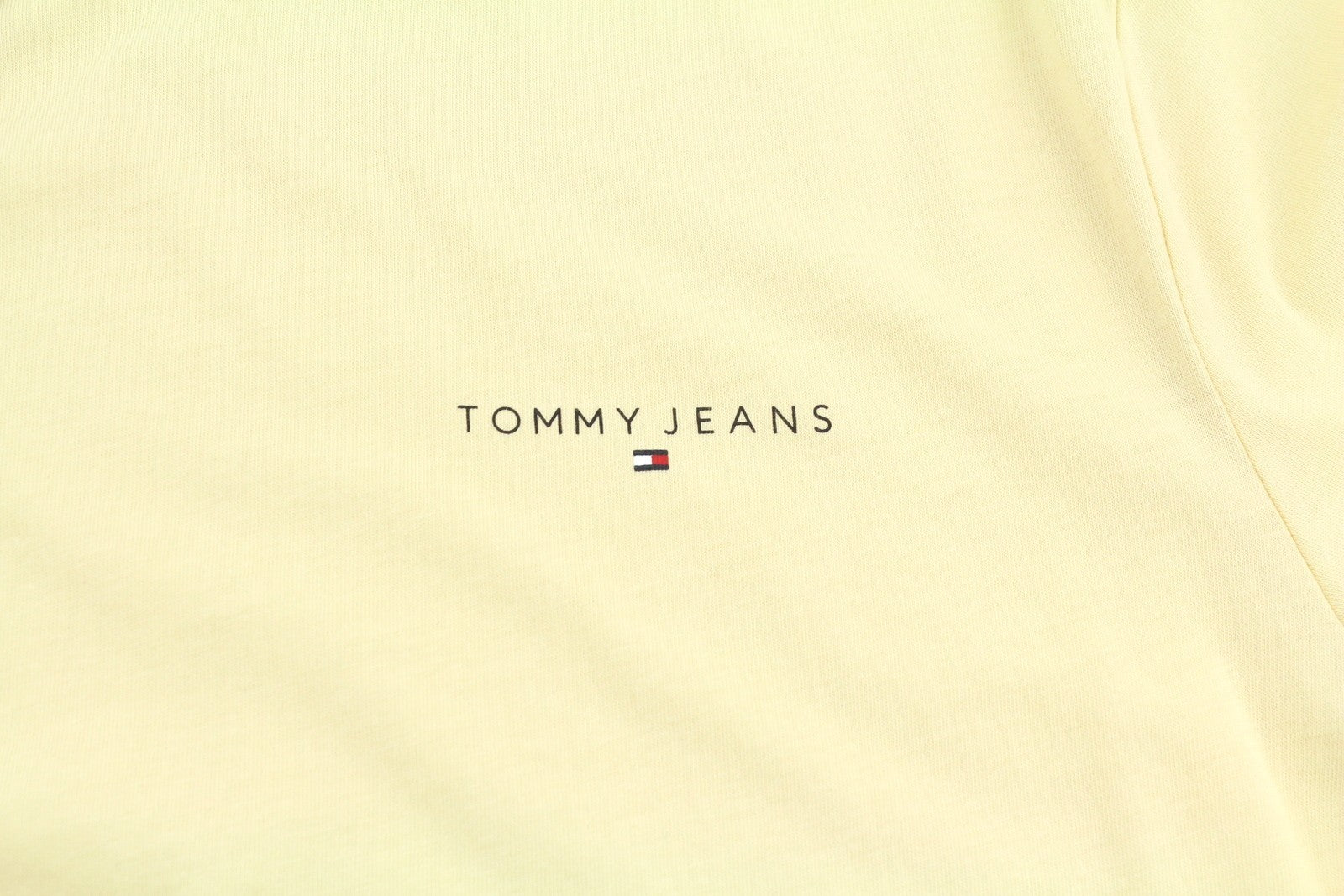 TOMMY HILFIGER Slim Linear Ches Men T-Shirt M Custard Cream Crew Neck Tricot