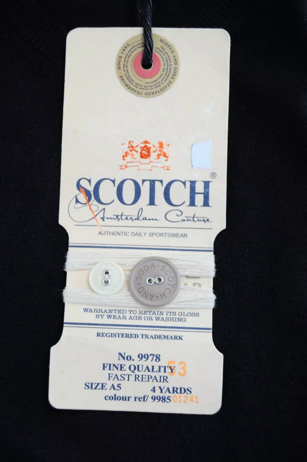 „SCOTCH &amp; SODA XL“ megzta vyriška liemenė su tamsiai mėlyna medvilnine V formos iškirpte, „Ams Couture“ stiliaus 