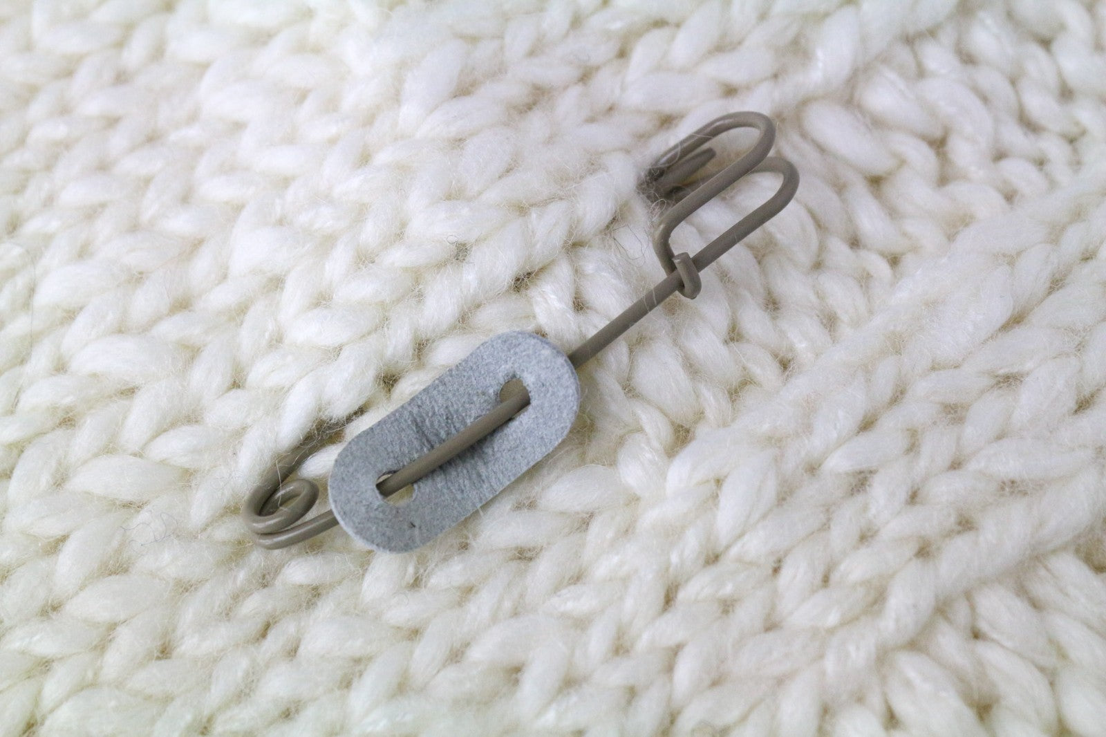 MAISON SCOTCH moteriškas šalikas OS šviesiai ekru spalvos megztas storas alpakų vilnos mišinys 