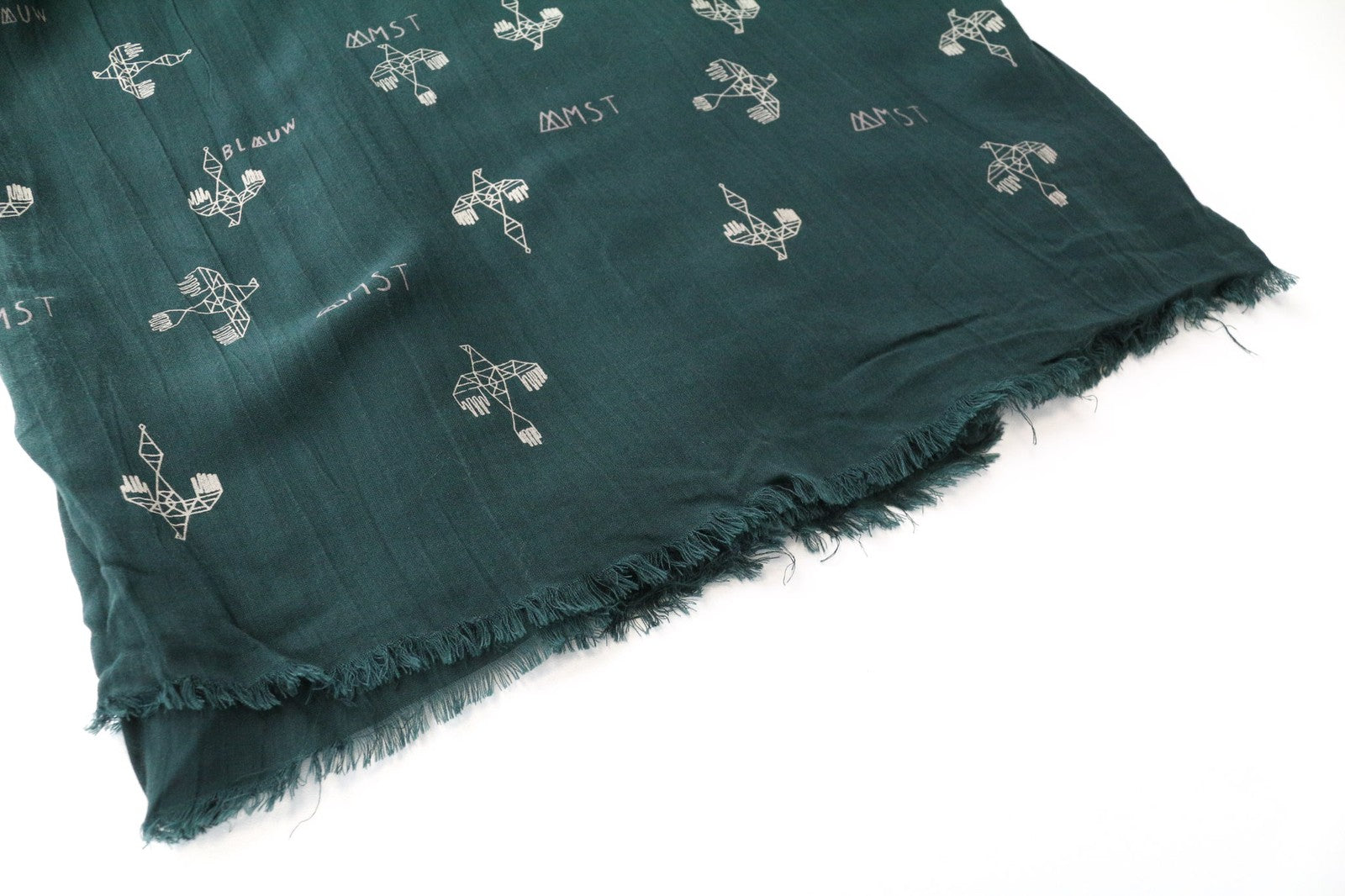 MAISON SCOTCH moteriškas šalikas OS vidutinio žaliumo mezgimo su actekų paukščių raštu 