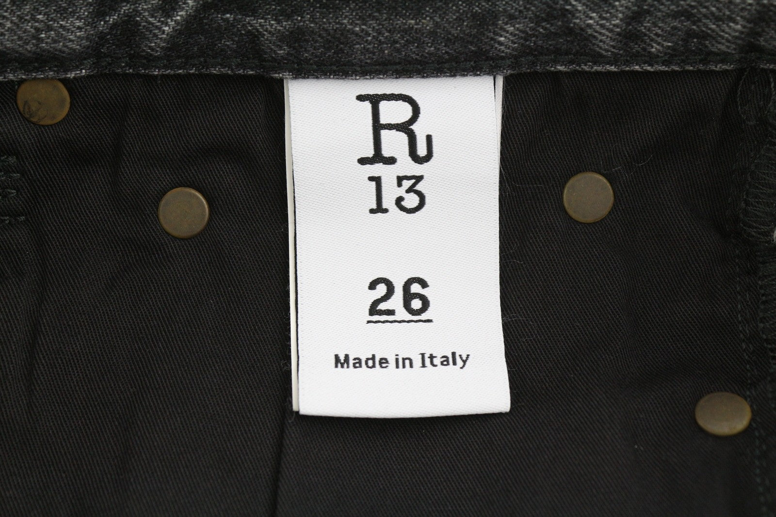 R13 Boyfriend moteriški džinsai 26 Leyton juodi išblukinti tiesūs trumpi PF25 RRP699 