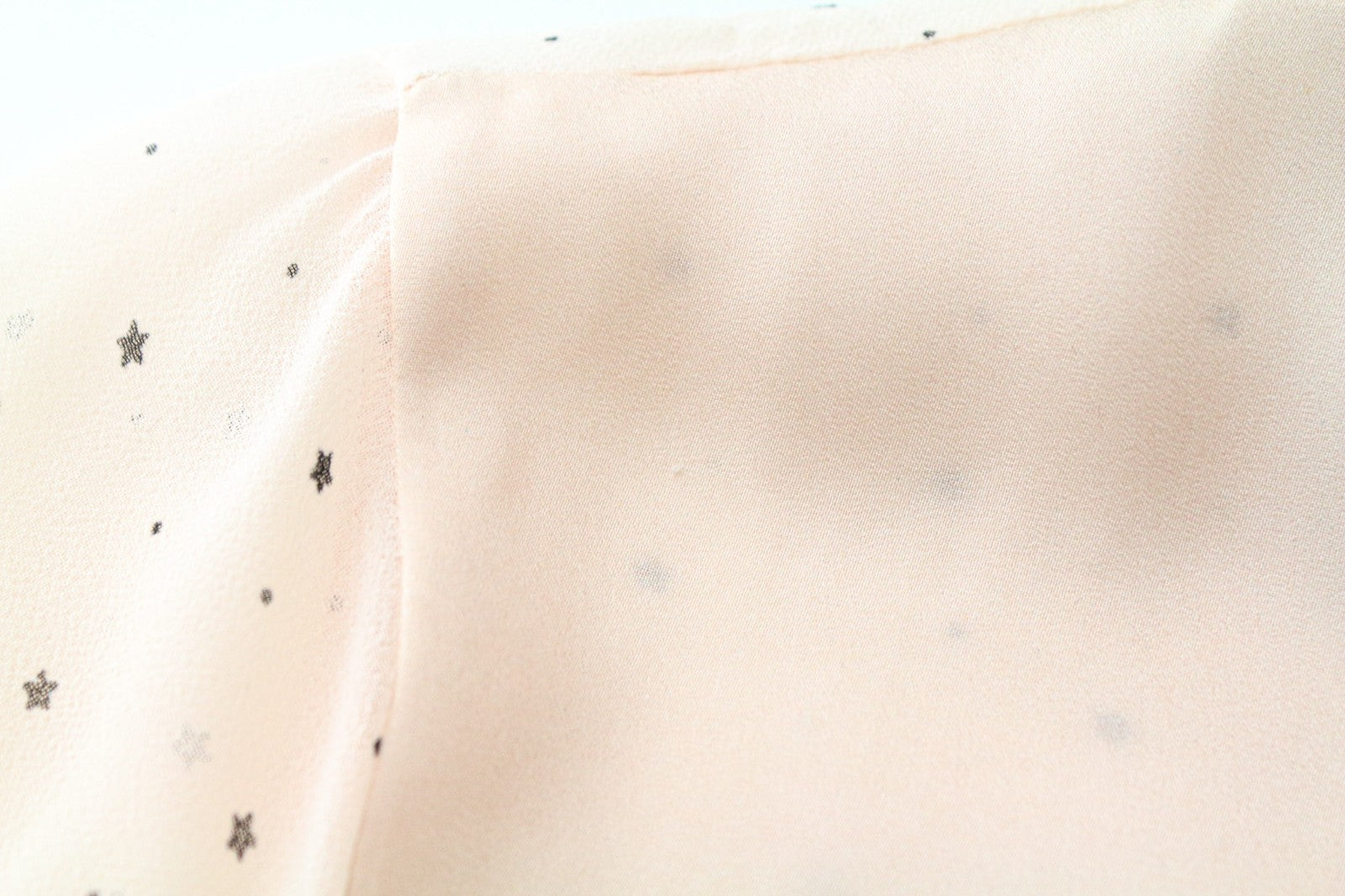 MAISON SCOTCH moteriški marškinėliai XS rožiniai su logotipu ir lengvu raštuotu megztiniu 