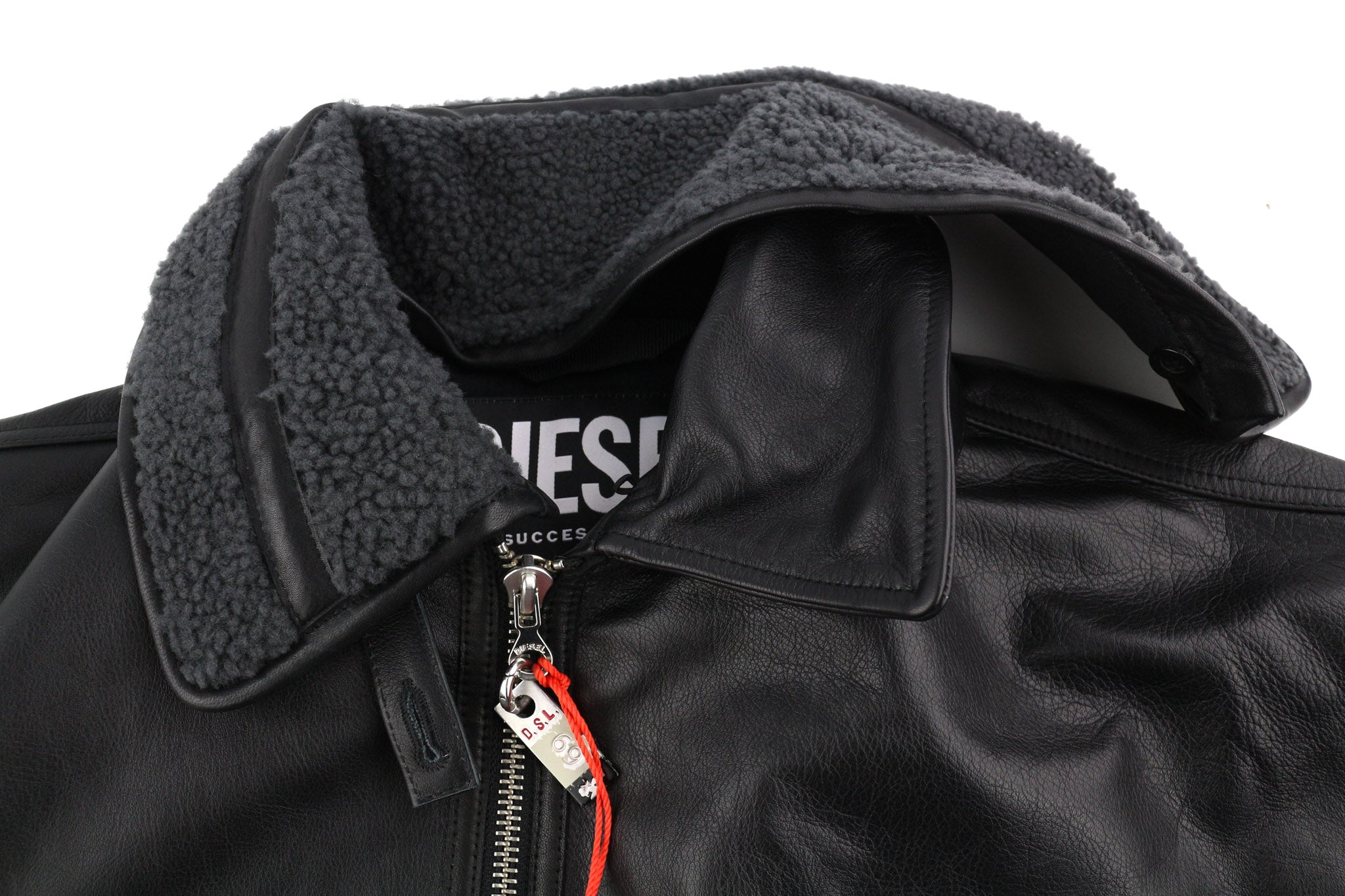 DIESEL L-Gilbert-Fur vyriška striukė XL su jaučio odos avikailio apykakle, rekomenduojama kaina – 1095 € 