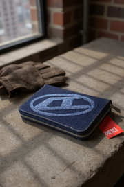 DIESEL Continental Zip vyriška piniginė su mėlyna džinsinio audinio užtrauktuku, rekomenduojama kaina – 120 € 