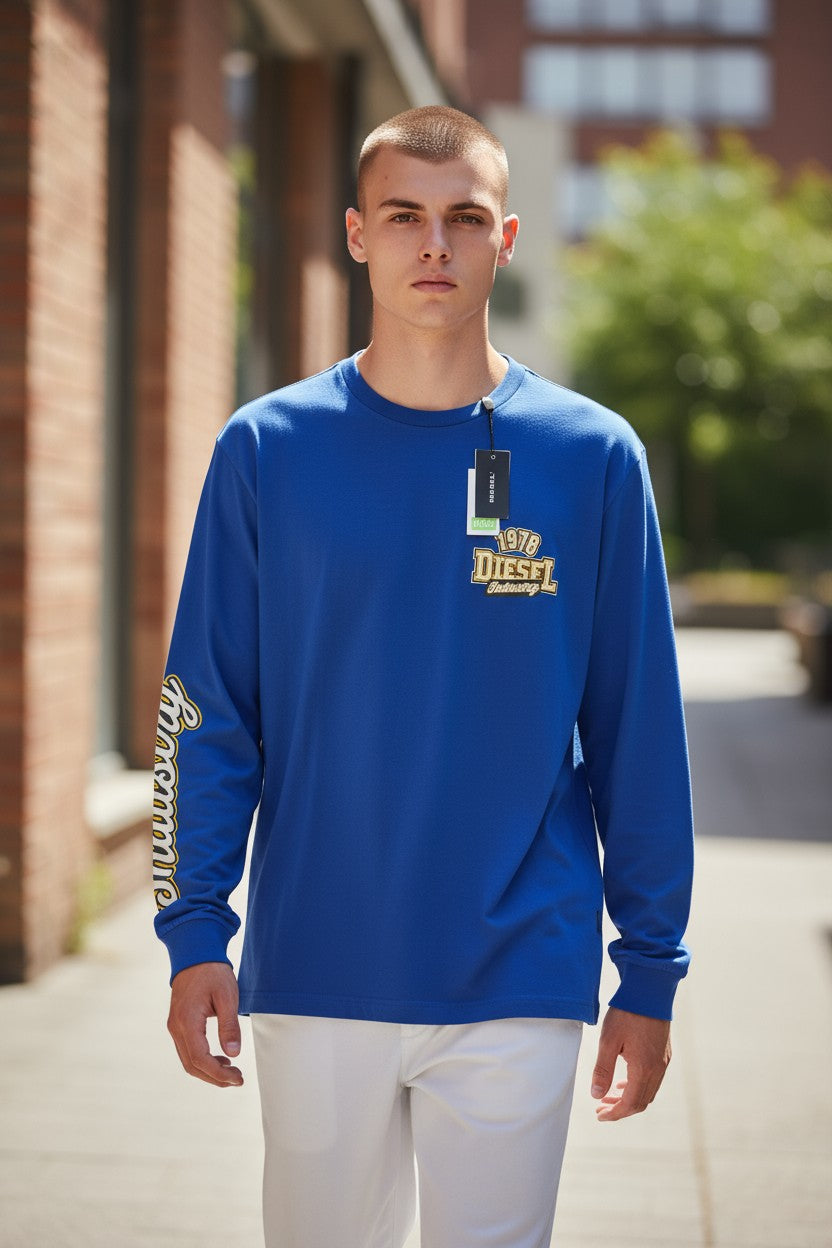 DIESEL T-Diegos-LS-K27 vyriški marškinėliai su vidutinio mėlynumo apvalia apykakle ir megztiniu užsegimu. 